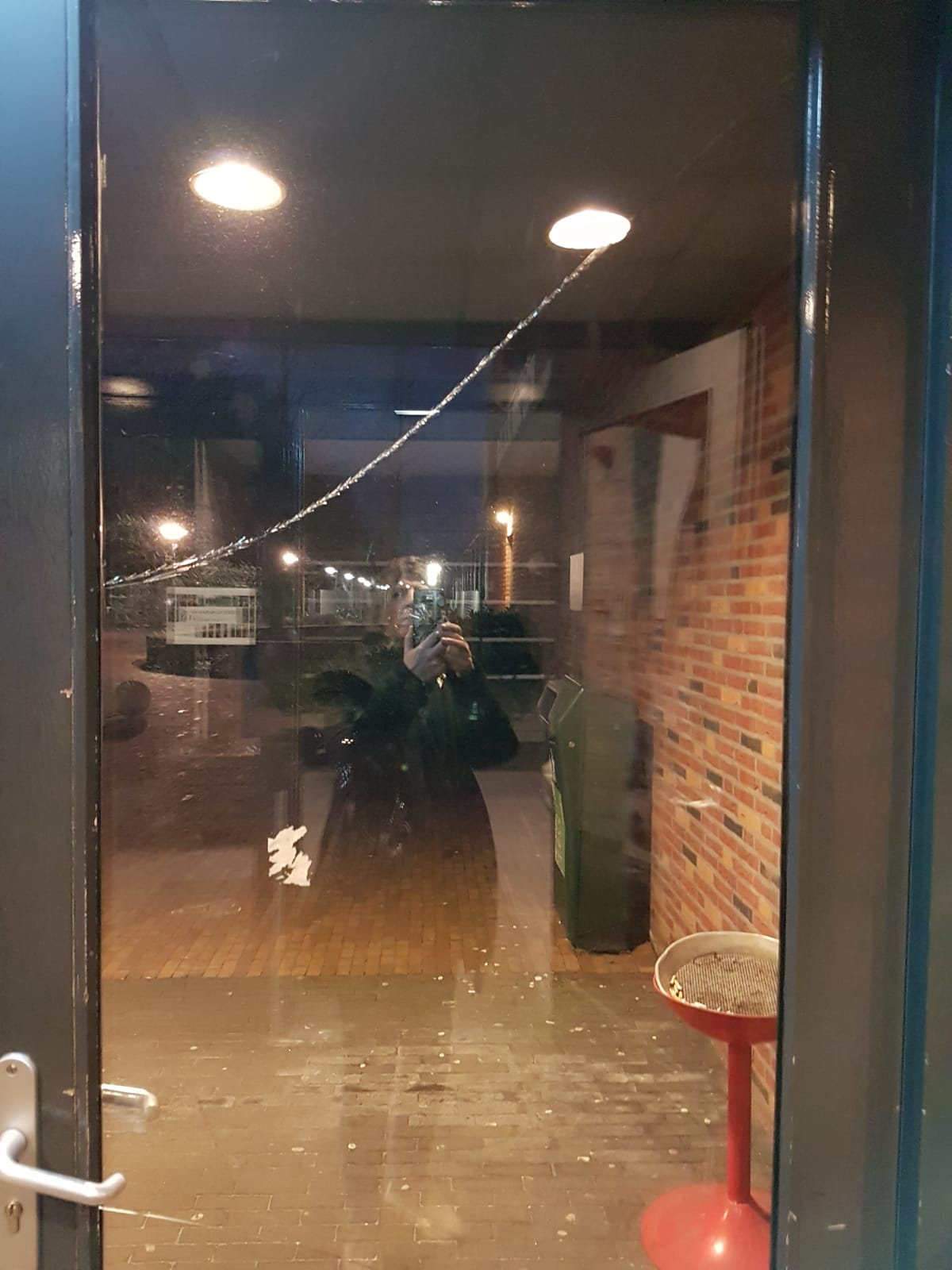 Hoofdingang accommodatie RKSV Nuenen voorlopig niet toegankelijk.